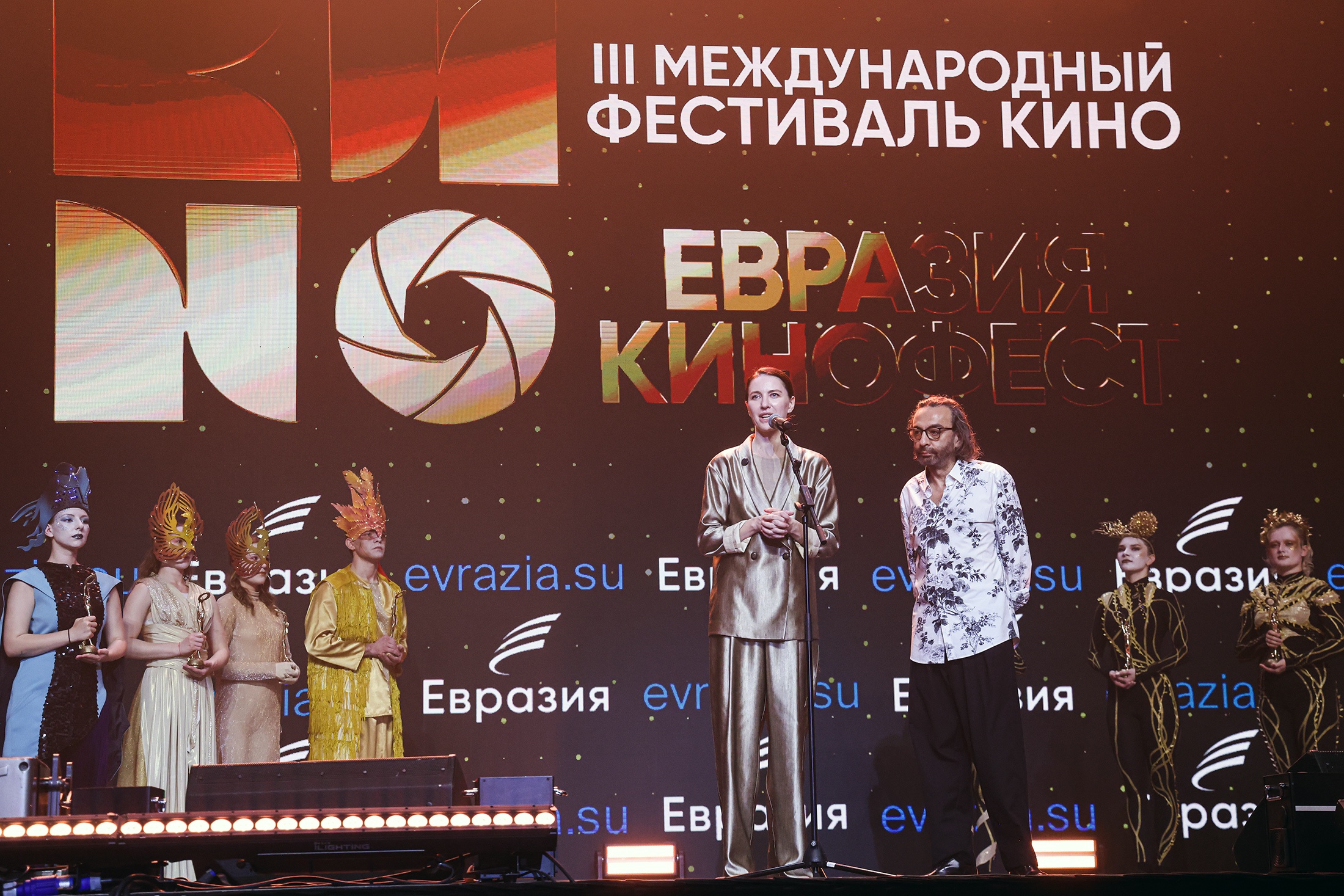 Первый заместитель председателя комитета Госдумы РФ по просвещению Алена Аршинова и режиссер, продюсер Джаник Файзиев на церемонии открытия III Международного фестиваля кино "Евразия-Кинофест" в Летнем театре. 