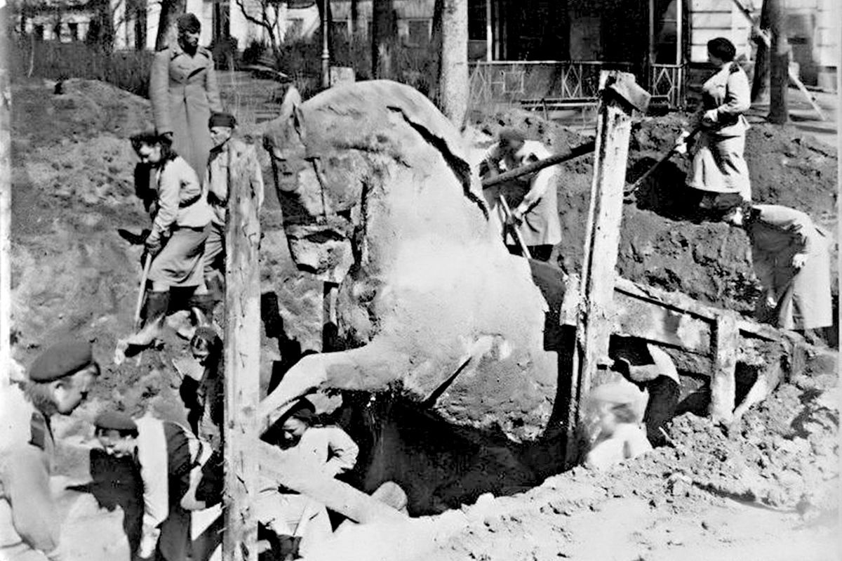 Кони Клодта возвращаются на Невский проспект. 1945 год. Кони Клодта возвращаются на Невский проспект. 1945 год.