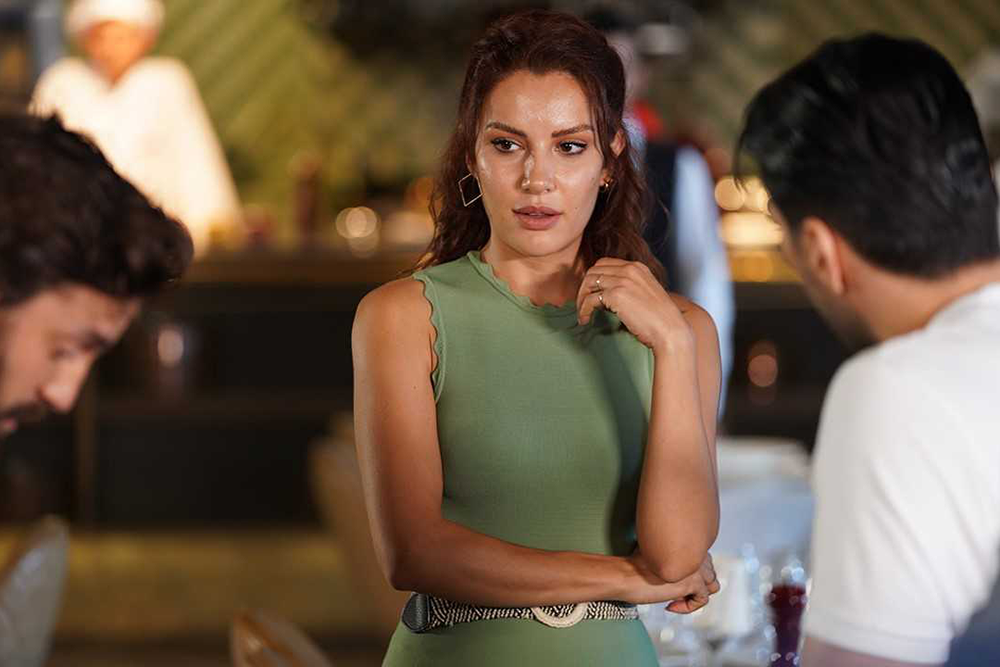 Эдже Иртем в сериале "Мистер ошибка" (2020). Эдже Иртем в сериале "Мистер ошибка" (2020).