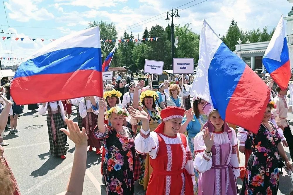 Праздник открыл Парад национальностей, объединивший тысячи омичей