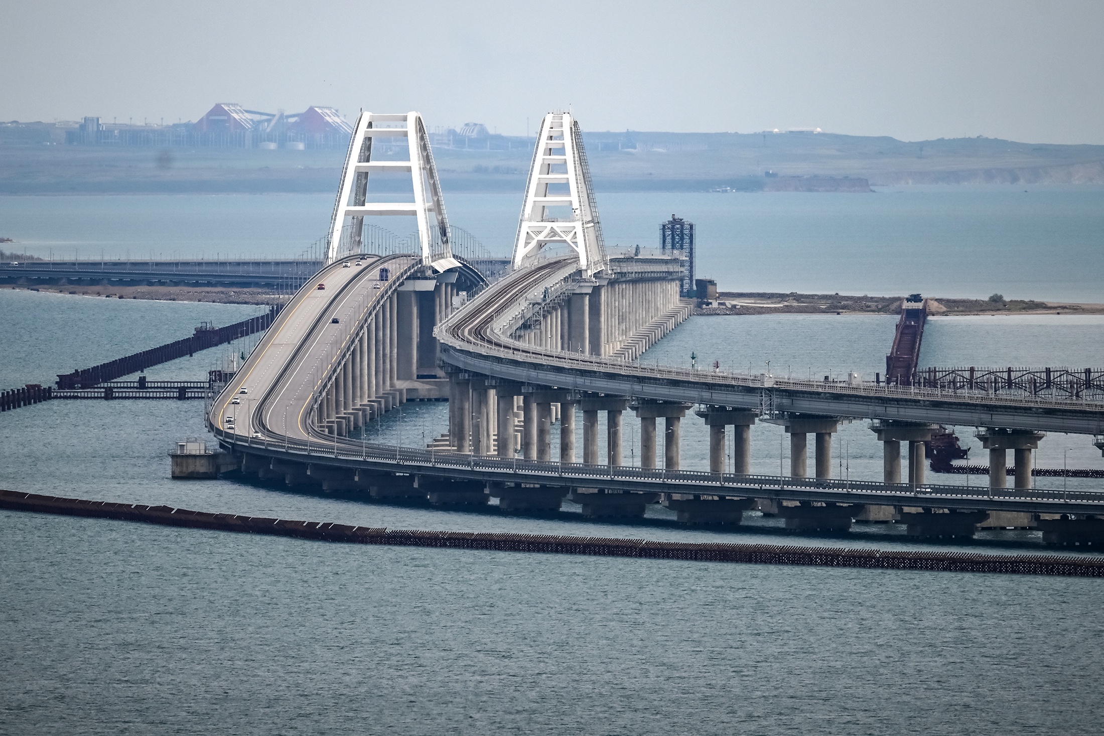 Вид на Крымский мост через Керченский пролив. Вид на Крымский мост через Керченский пролив.