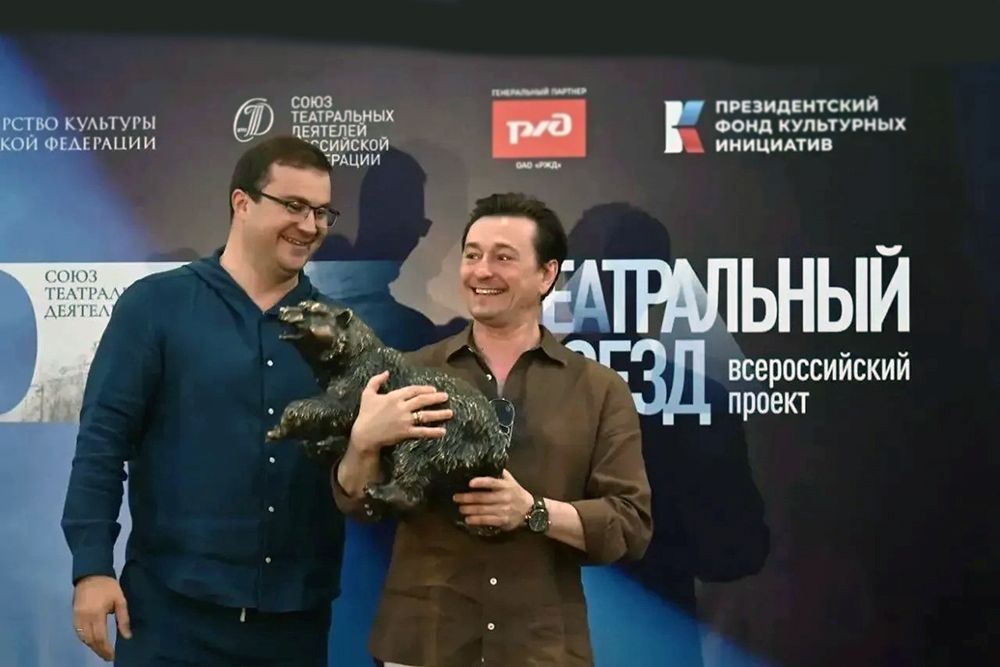 Виталий Хоценко подарил Сергею Безрукову бронзового сибирского медведя