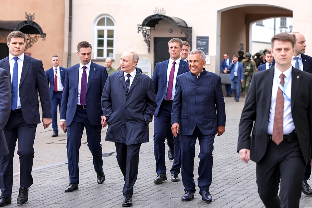 Программа президента началась с посещения православного храма в Казанском кремле и мечети вместе с главой Татарстана Рустамом Миннихановым.