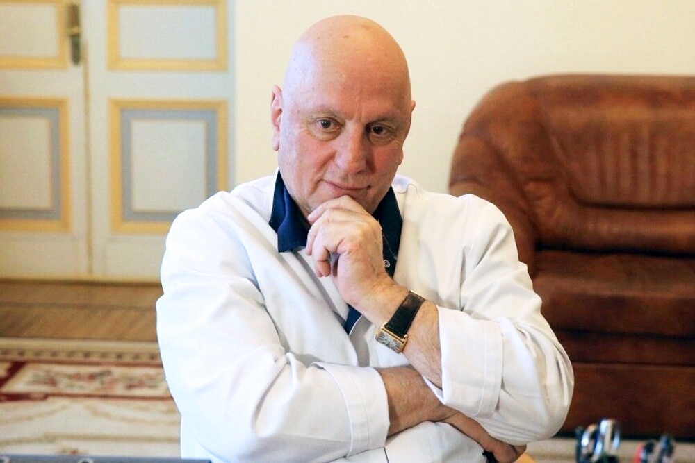 Президент Склифа сделал более 500 пересадок печени, 100 сердца, 1300 пересадок почек. Президент Склифа сделал более 500 пересадок печени, 100 сердца, 1300 пересадок почек.