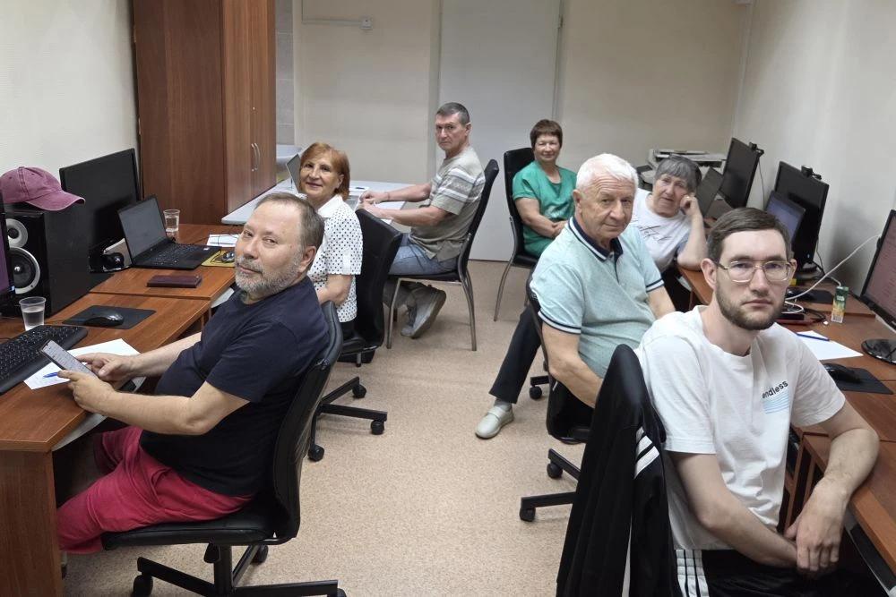 В комплексных центрах социального обслуживания пенсионеров учат свободно "плавать" во Всемирной паутине. В комплексных центрах социального обслуживания пенсионеров учат свободно "плавать" во Всемирной паутине.