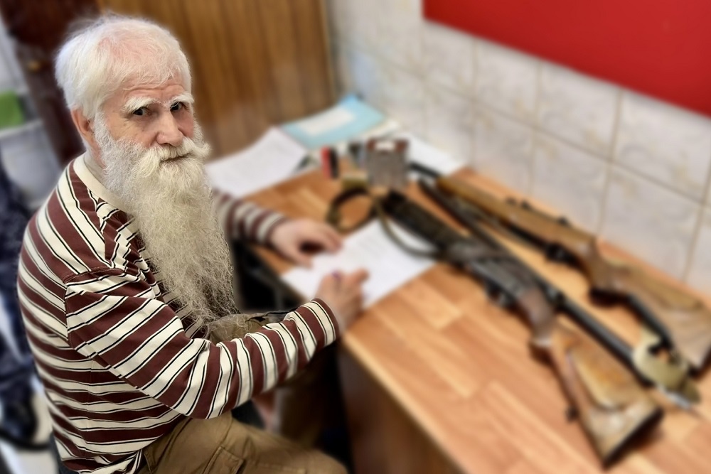 80-летний пенсионер из НАО передал для участников СВО весь свой домашний арсенал