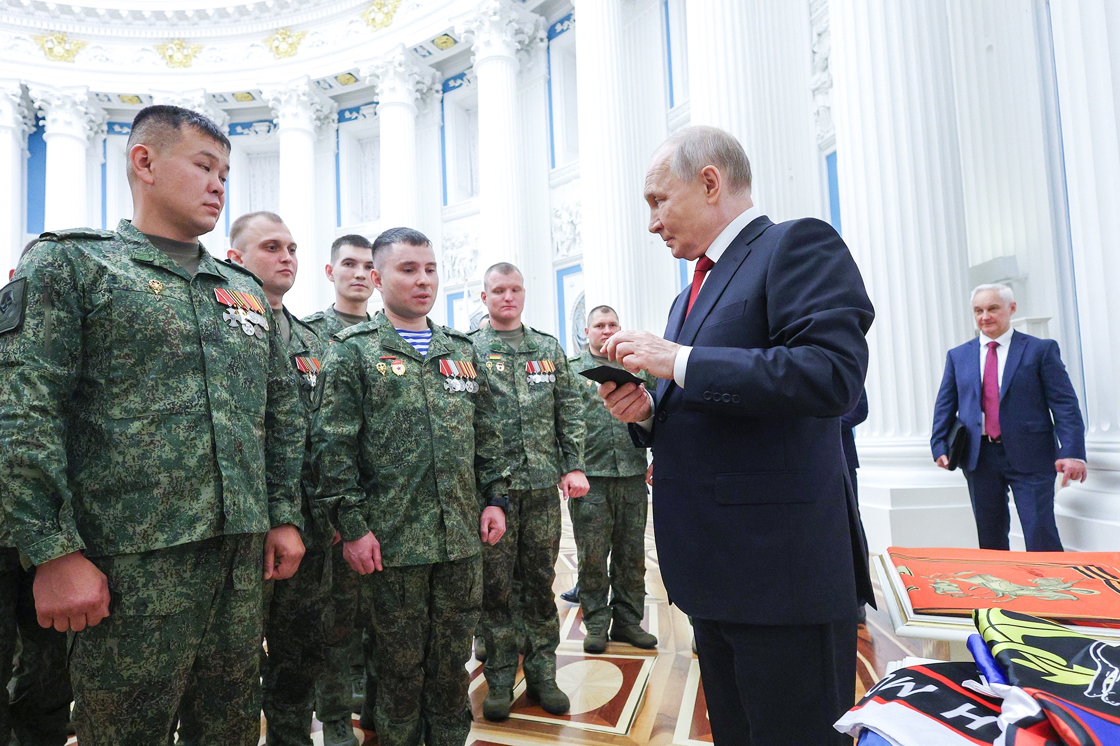 В День России президент РФ Владимир Путин встретился в Кремле с участниками СВО - бойцами штурмовых подразделений. Речь шла о ситуации на передовой, борьбе с дронами, трудоустройстве ветеранов и увековечивании имен погибших.