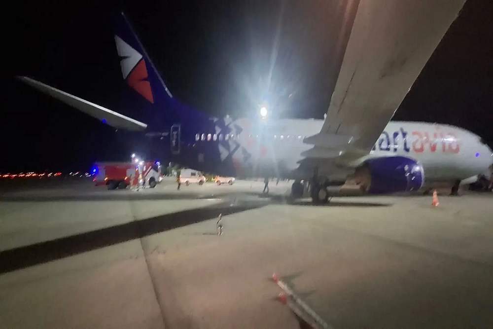 Boeing 737-800, следовавший в столицу Поморья, подал сигнал бедствия в небе над Черным морем и вернулся в Сочи Boeing 737-800, следовавший в столицу Поморья, подал сигнал бедствия в небе над Черным морем и вернулся в Сочи
