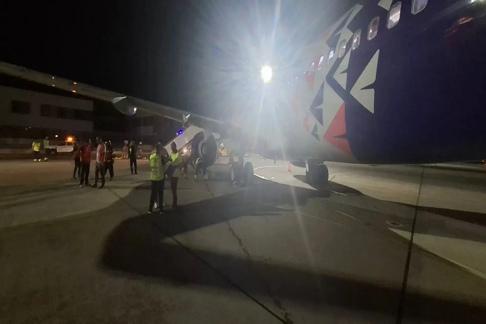 Boeing 737-800, следовавший из Сочи в столицу Поморья ночью 17 июня, подал сигнал бедствия в небе над Черным морем около 23 часов и вернулся в Сочи Boeing 737-800, следовавший из Сочи в столицу Поморья ночью 17 июня, подал сигнал бедствия в небе над Черным морем около 23 часов и вернулся в Сочи