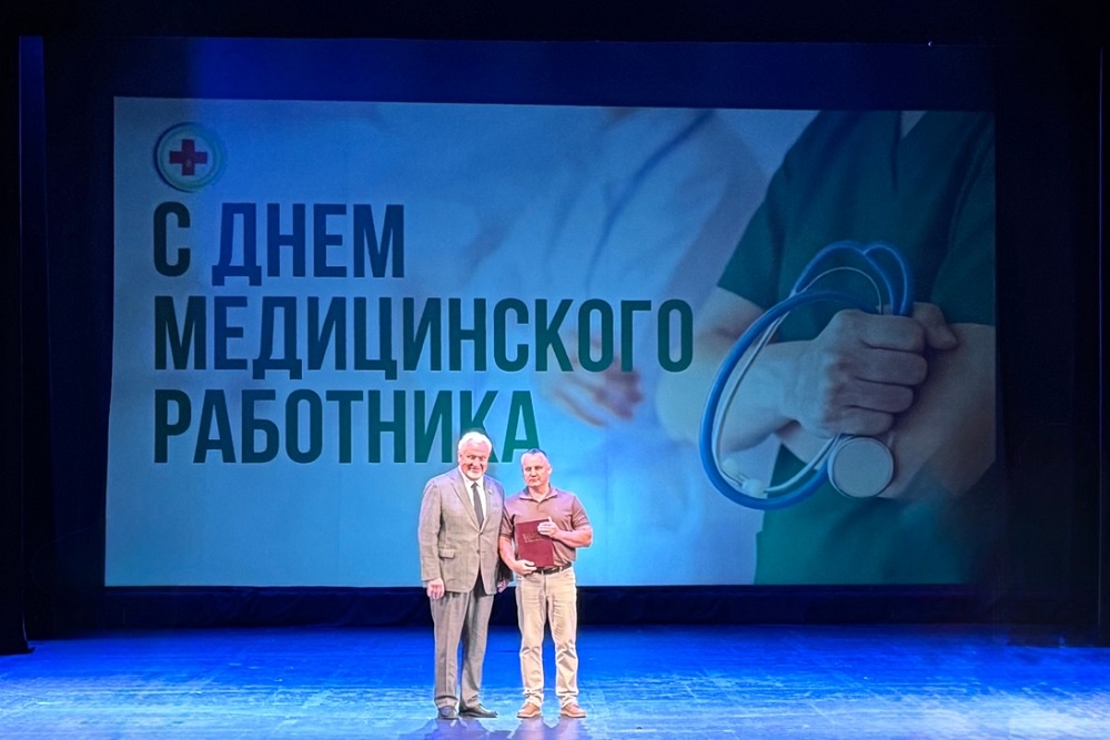 Председатель Тамбовской областной Думы Евгений Матушкин вручил награды медицинским работникам Председатель Тамбовской областной Думы Евгений Матушкин вручил награды медицинским работникам