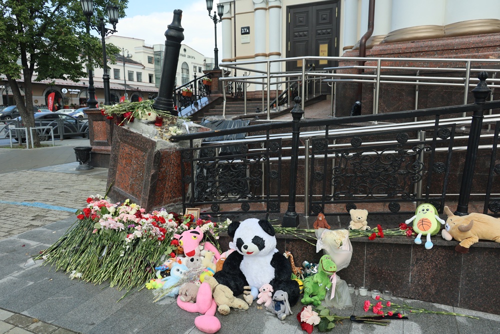 На место, где под колесами автобуса погибли четыре человека, екатеринбуржцы приносят цветы и игрушки.