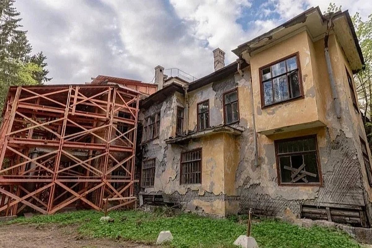 Стоимость восстановительных работ на даче Фаберже оценивается примерно в 5 млрд рублей.