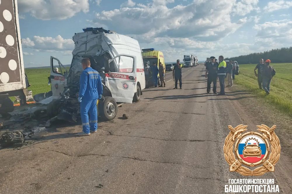 Погибли два сотрудника медицинской бригады и 20-летняя дочь водителя. Погибли два сотрудника медицинской бригады и 20-летняя дочь водителя.