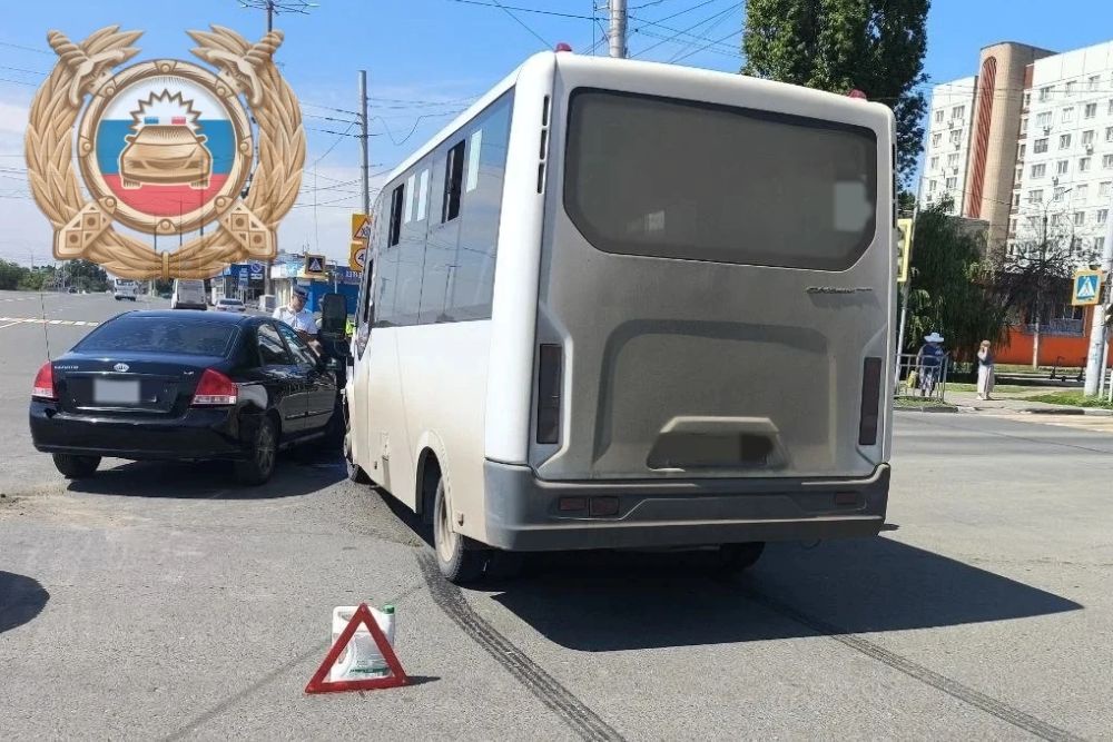 В Балакове автобус маршрута № 10 столкнулся с легковым автомобилем В Балакове автобус маршрута № 10 столкнулся с легковым автомобилем