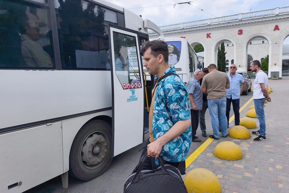 Пассажиров доставляют к поезду в Крыму на автобусах.