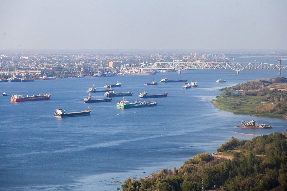 Волго-Каспийский морской судоходный канал - это ключевой путь для судов, следующих в направлении астраханских портов, чья совокупная мощность превышает 19 миллионов тонн. Волго-Каспийский морской судоходный канал - это ключевой путь для судов, следующих в направлении астраханских портов, чья совокупная мощность превышает 19 миллионов тонн.