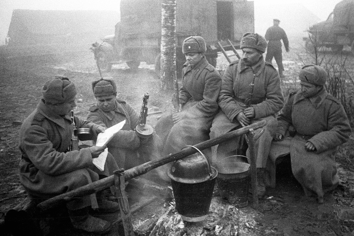 Бойцы Красной армии чмтпют свежие сводки Советского информбюро. 1943
