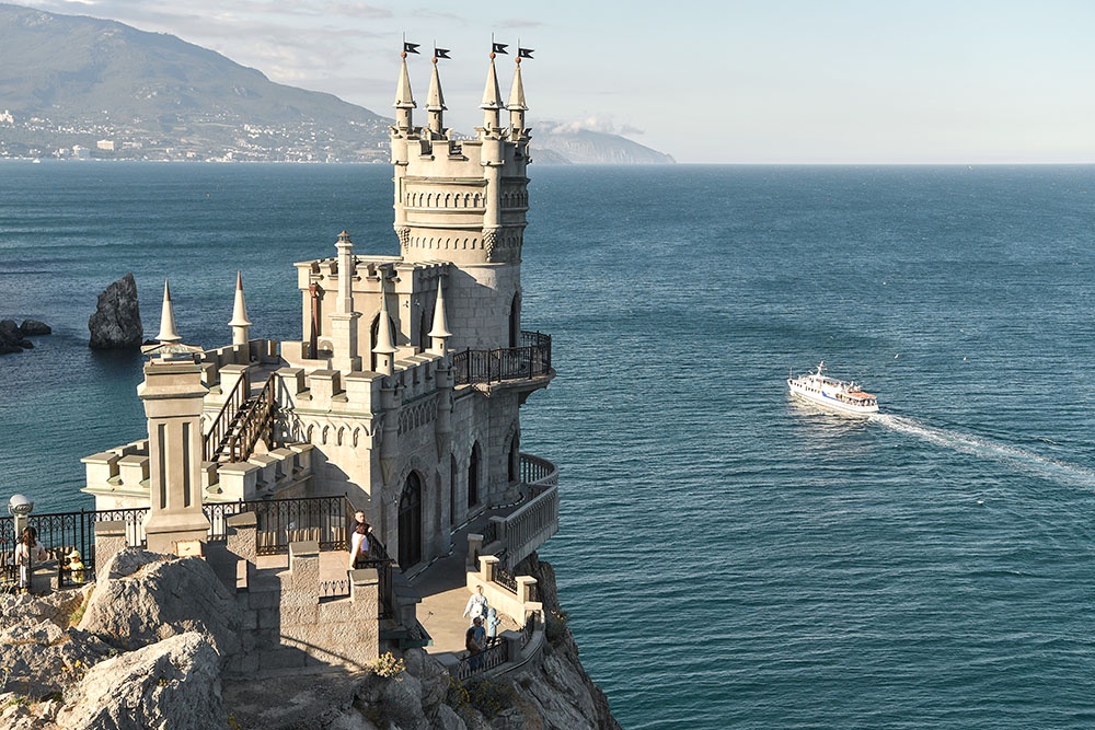 Отдых в Крыму: 10 самых красивых мест полуострова для летнего путешествия. Замок "Ласточкино гнездо" в поселке Гаспра в Крыму.