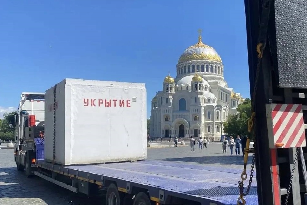 Установка бетонного укрытия на Якорной площади Кронштадта