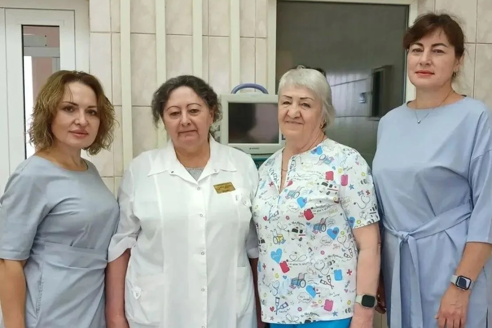 Женская команда врачей спасла пациентку с ножевым ранением сердца и легкого. Женская команда врачей спасла пациентку с ножевым ранением сердца и легкого.