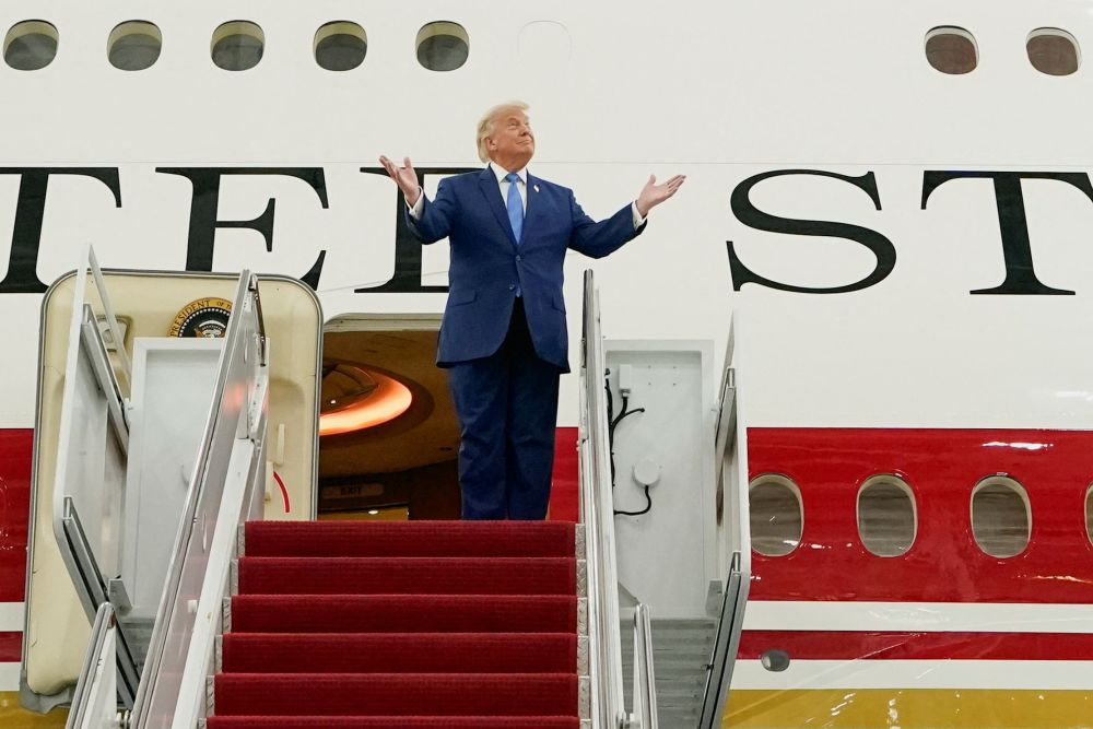 Президент США Дональд Трамп осматривает самолет, подаренный Катаром. Президент США Дональд Трамп осматривает самолет, подаренный Катаром.
