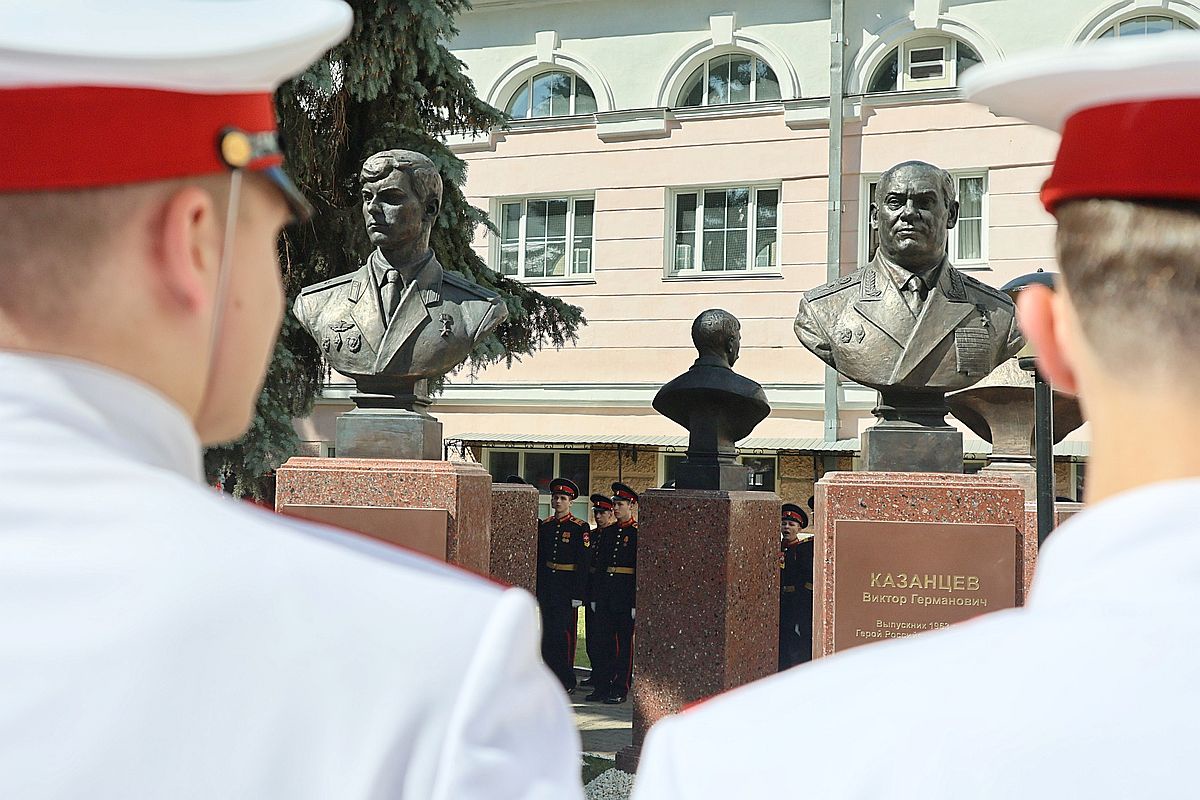 Бюсты изготовлены студией военных художников имени Грекова.