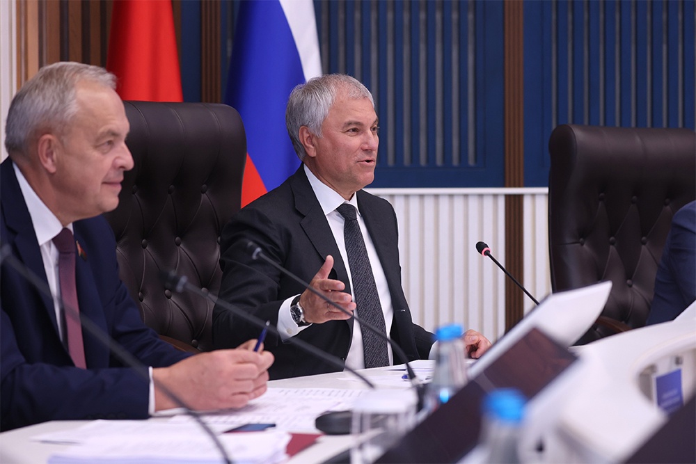 Председатель Парламентского Собрания Вячеслав Володин и его первый заместитель Игорь Сергеенко (слева).