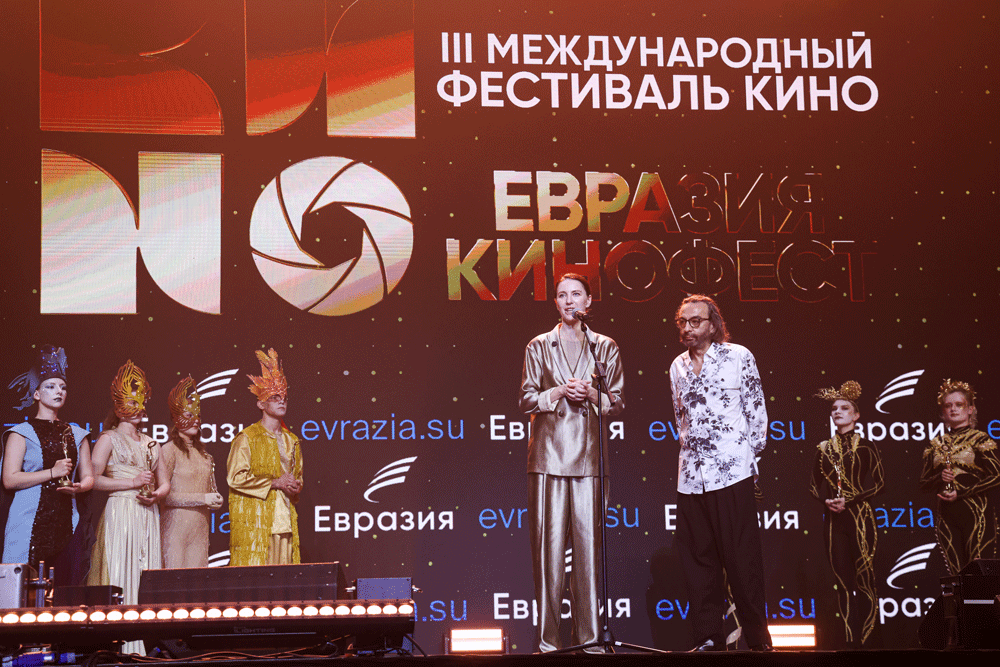 Первый заместитель председателя комитета Госдумы РФ по просвещению Алена Аршинова и режиссер, продюсер Джаник Файзиев на церемонии открытия III Международного фестиваля кино "Евразия-Кинофест" в Летнем театре.