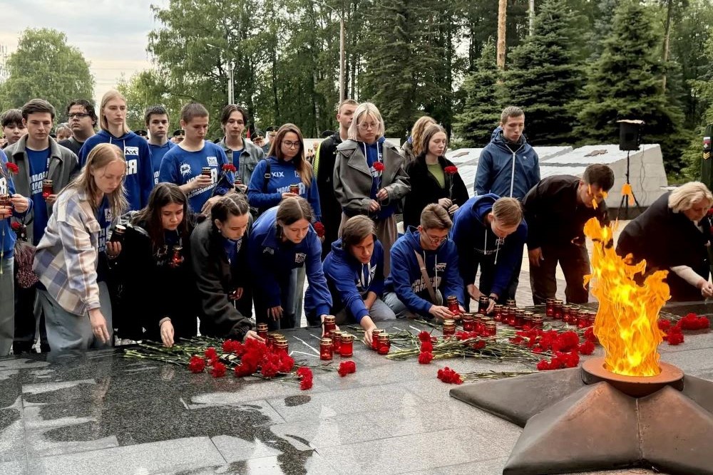У Вечного огня собрались участники поискового движения, воспитанники патриотических клубов и объединений Костромской области. У Вечного огня собрались участники поискового движения, воспитанники патриотических клубов и объединений Костромской области.