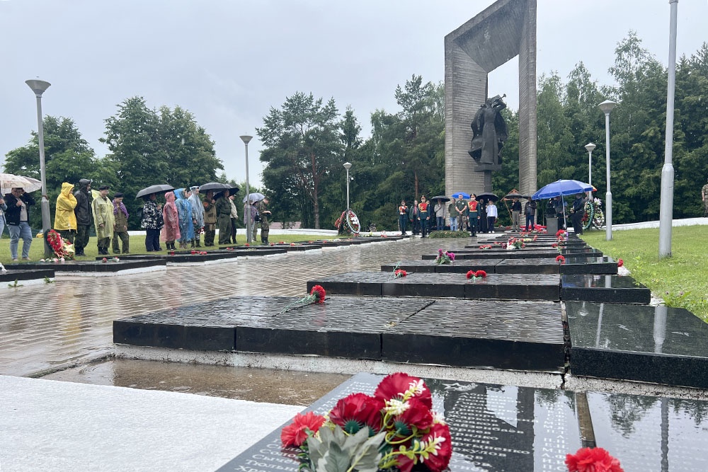22 июня 2026 года. Захоронение погибших на воинском мемориале в поселке Карманово.