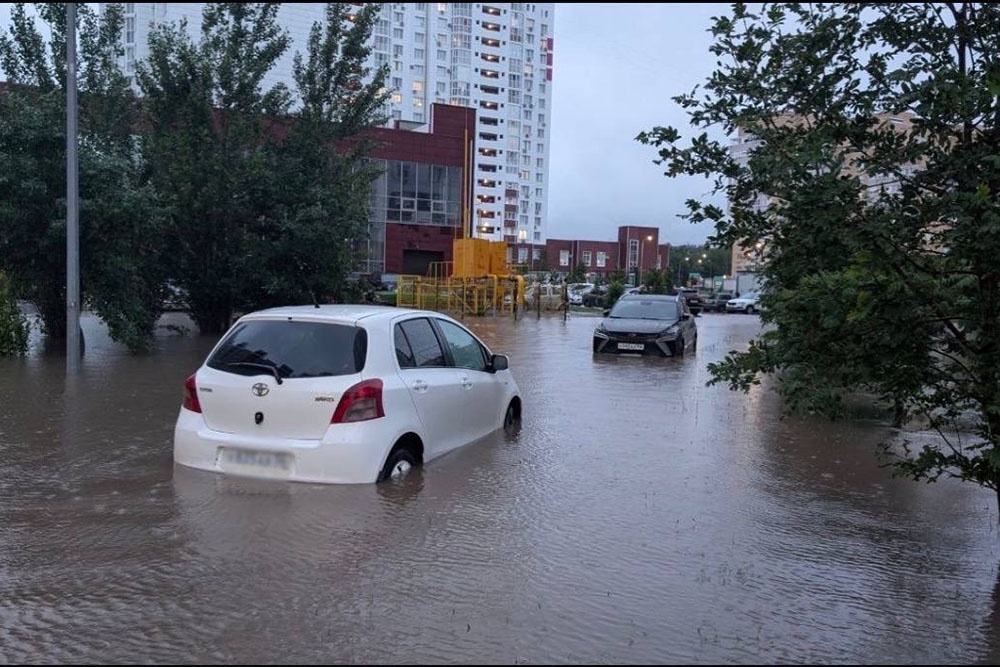В ЖК "Заводской" автомобили оказались частично погружены в воду. В ЖК "Заводской" автомобили оказались частично погружены в воду.