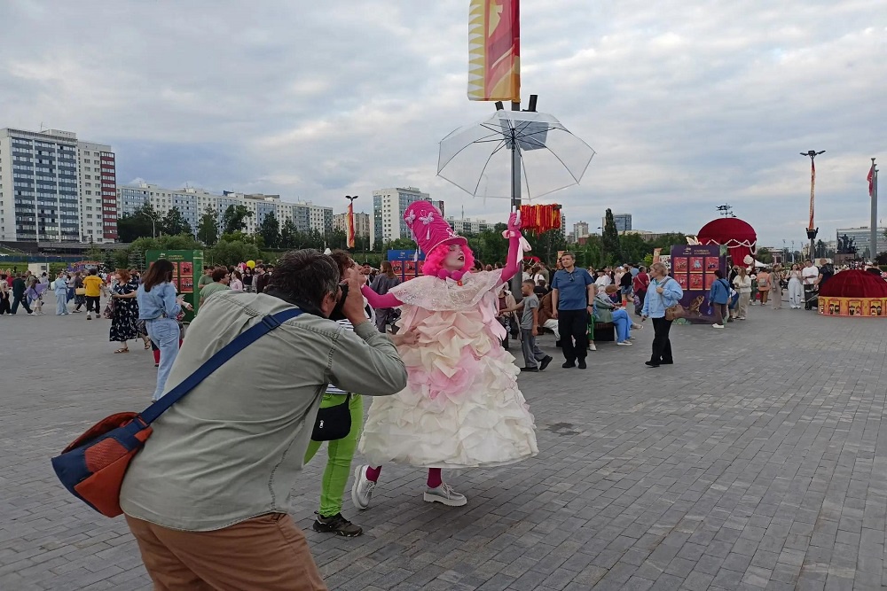 В Пермь приехали коллективы из Екатеринбурга, Москвы, Санкт-Петербурга и Альметьевска. В Пермь приехали коллективы из Екатеринбурга, Москвы, Санкт-Петербурга и Альметьевска.