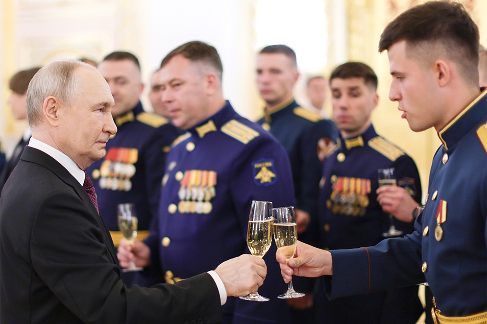 Владимир Путин поздравил выпускников военных вузов с успешным окончанием учебы.