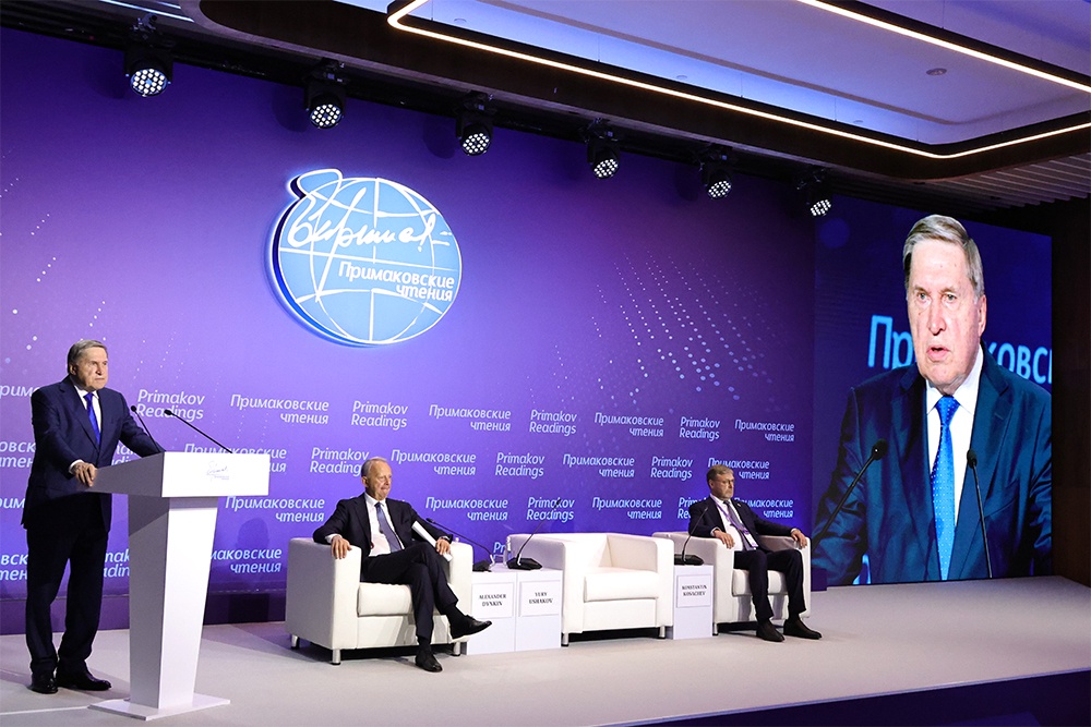 Работа "Примаковских чтений" началась с обращения президента Владимира Путина, которое зачитал его помощник Юрий Ушаков. По мнению президента ИМЭМО РАН, академика РАН Александра Дынкина (в центре), 2026 год историки могут назвать "годом первого кризиса многополярности".