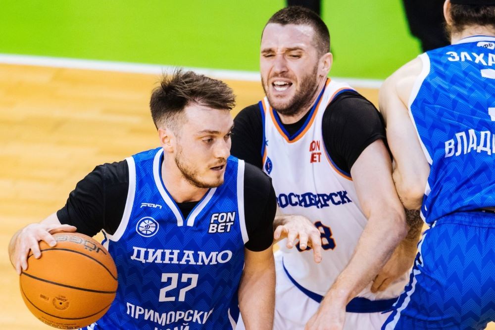 Фрагмент матча с участием "Динамо" из Владивостока.