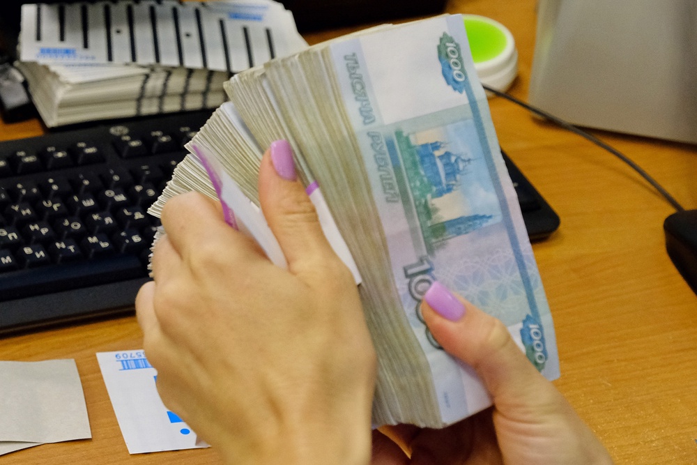 В Дагестане зарплату "в конверте" получают сотни тысяч работников