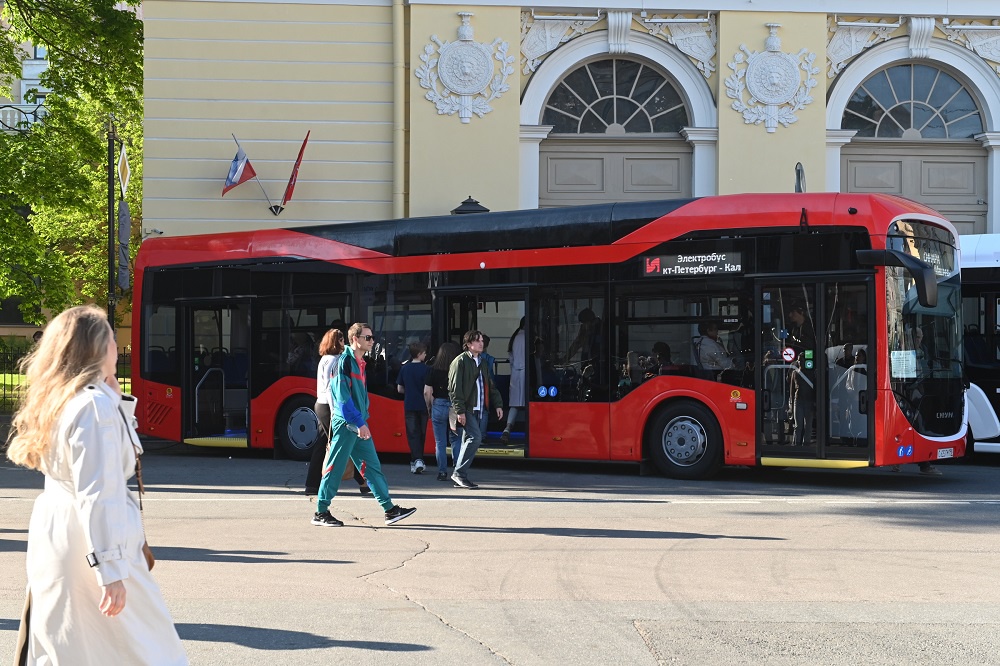 Электробусы стали привычными на улицах Петербурга