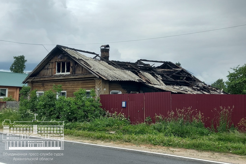 Трагедия произошла днем 15 апреля 2026 года: женщина выкурила сигарету на веранде деревянного жилого дома по улице Нечаевского