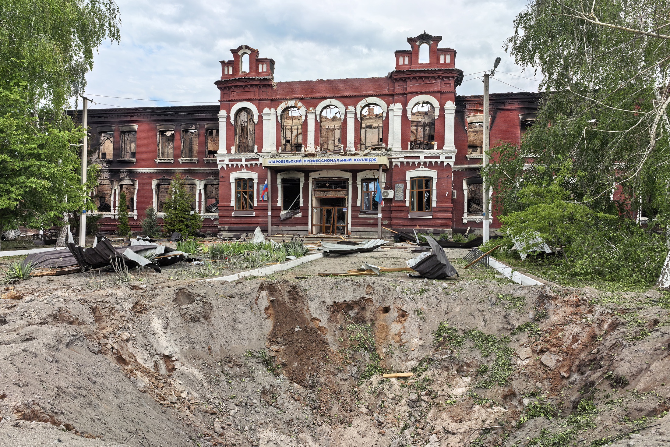 Старинное здание Старобельского колледжа пережило Великую Отечественную войну, но не вынесло удары дронов ВСУ.
