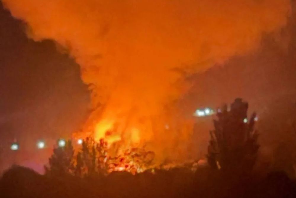 Пожар на месте прилета в подконтрольном ВСУ городе Запорожье. Пожар на месте прилета в подконтрольном ВСУ городе Запорожье.