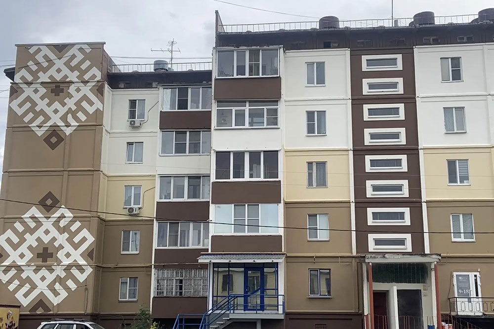 На фасады домов в Курганской области наносят свежую краску и декор в виде геометрических фигур