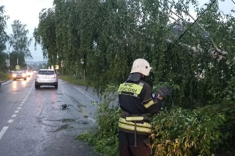 Сотрудники МЧС устраняют последствия урагана в Свердловской области.