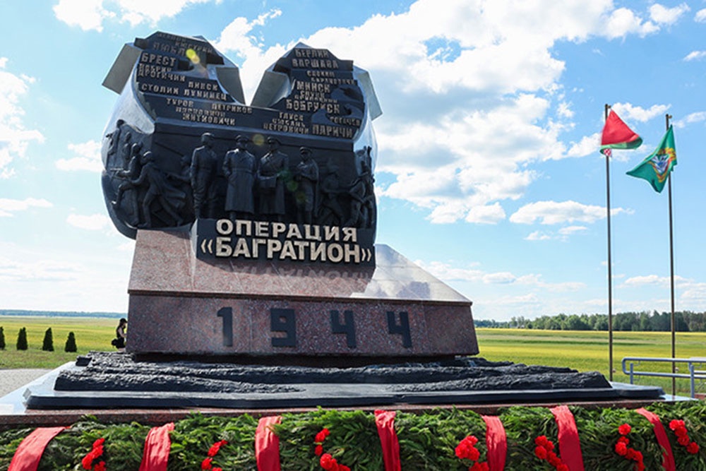 Мемориальный комплекс расположен на том месте, откуда советские войска начали масштабное освобождение Беларуси летом 1944 г. Мемориальный комплекс расположен на том месте, откуда советские войска начали масштабное освобождение Беларуси летом 1944 г.