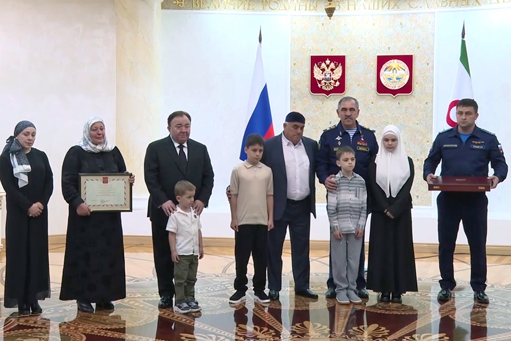 Юнус-Бек Евкуров передал медаль "Золотая Звезда" родственникам Героя Российской Федерации Хасана Тунгоева, погибшего при исполнении воинского долга. Юнус-Бек Евкуров передал медаль "Золотая Звезда" родственникам Героя Российской Федерации Хасана Тунгоева, погибшего при исполнении воинского долга.