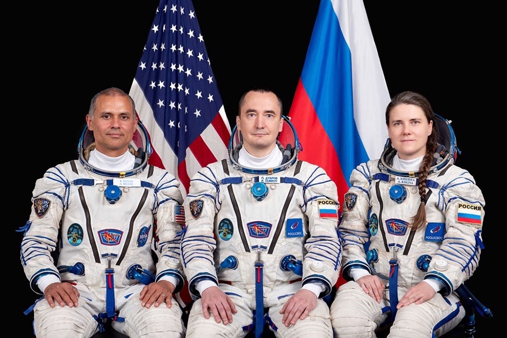 Основной экипаж МКС-75: Петр Дубров (по центру) - командир ТПК "Союз МС", бортинженер МКС, Анна Кикина (справа) - бортинженер ТПК "Союз МС" и бортинженер МКС, Анил Менон (слева) - бортинженер-2 ТПК "Союз МС", бортинженер МКС. Основной экипаж МКС-75: Петр Дубров (по центру) - командир ТПК "Союз МС", бортинженер МКС, Анна Кикина (справа) - бортинженер ТПК "Союз МС" и бортинженер МКС, Анил Менон (слева) - бортинженер-2 ТПК "Союз МС", бортинженер МКС.