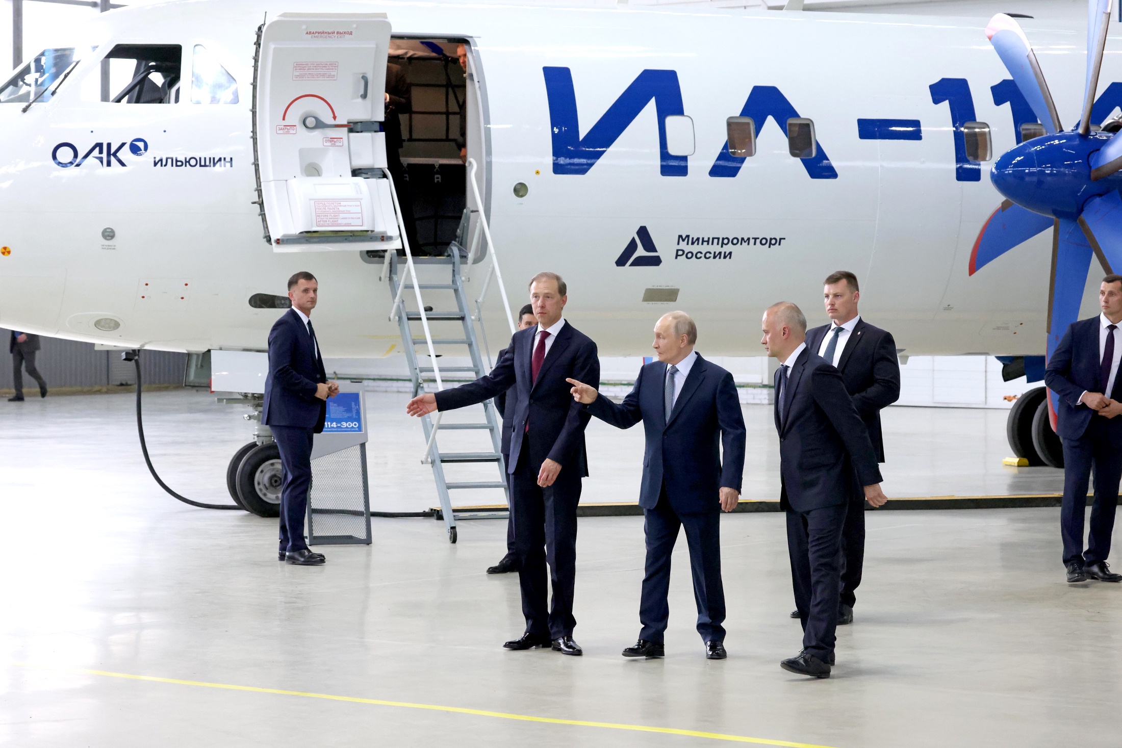 Владимир Путин и первый заместитель председателя правительства РФ Денис Мантуров во время посещения летно-исследовательского института имени М.М. Громова.