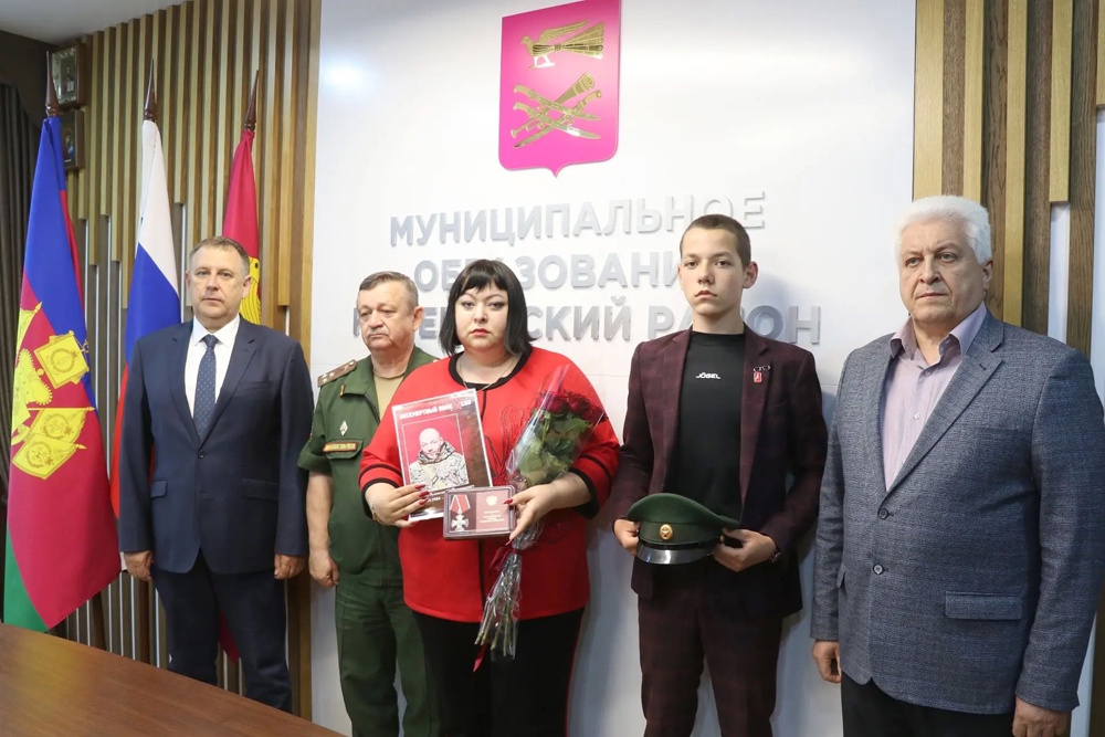 Орден Мужества, которым Александр Ефремов был награжден посмертно за свой подвиг, передали его вдове Ольге и младшему сыну Даниилу