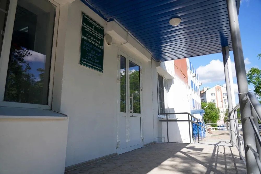 В капитально отремонтированной астраханской поликлинике обновили фасад здания и установили пандус
