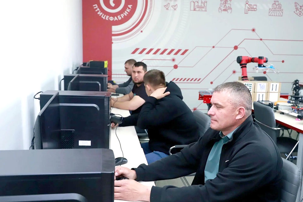 Участники программы "В одной команде со СВОими" проходят обучение в Сибирском госуниверситете инженерии и биотехнологий.