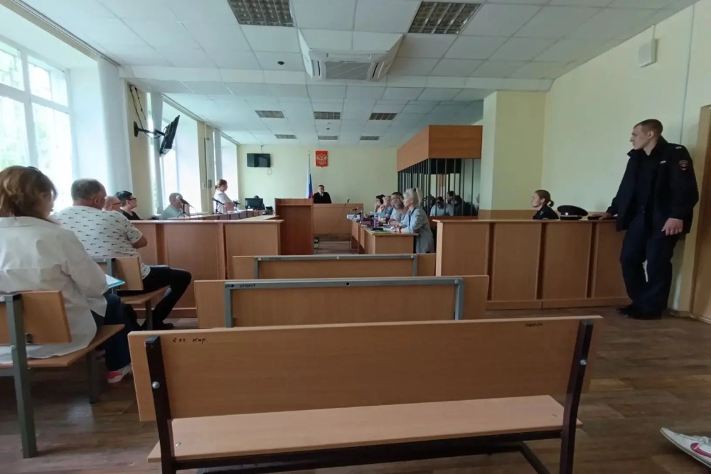 В Глазове судят 13 человек по подозрению в завладении чужой недвижимостью.